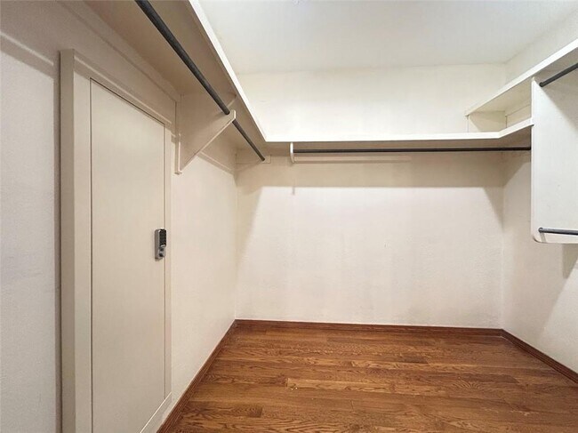 Building Photo - 3164 Katherine Ave