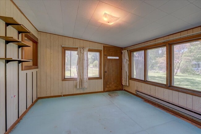 Building Photo - Move in Ready Hill Farms Ranch!