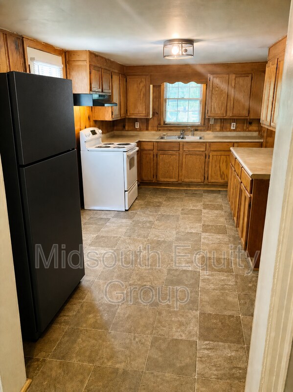 Building Photo - 420 N McLemore Ave