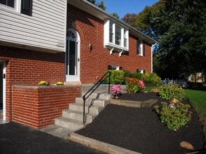 Building Photo - 17479 Queen Elizabeth Dr