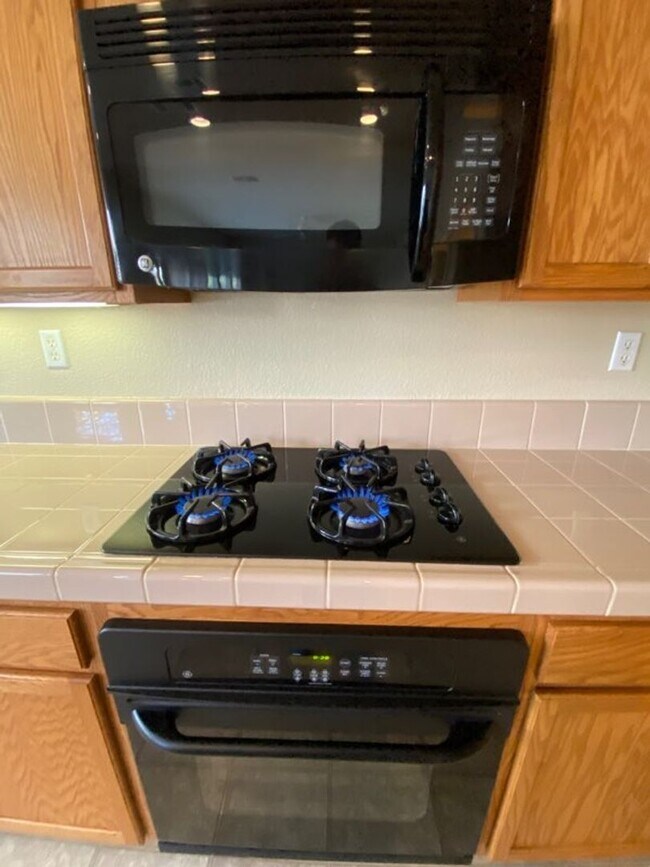 Building Photo - EXCEPTIONAL 4 BEDROOMS, 3 BATH, 3 CAR GARA...
