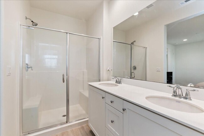 Building Photo - Charming 3-Bedroom Home on Golf Course in ...