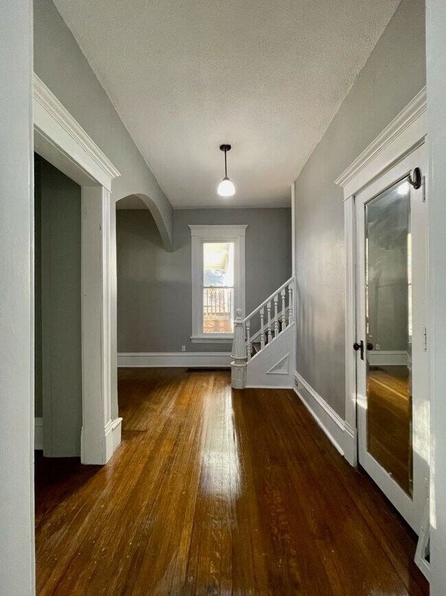 Building Photo - Captivating 3 Bedroom 1 Bathroom Single fa...