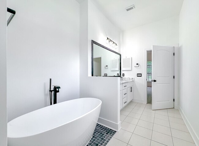 Building Photo - 4 BEDROOM 2.5 BATHROOM HOME IN OX-BOTTOM M...