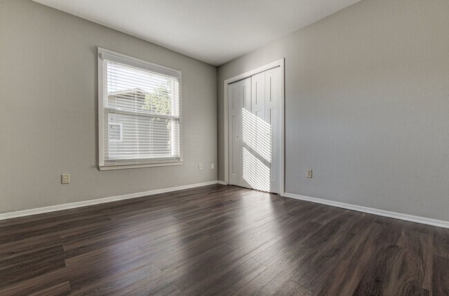 Building Photo - Recently renovated, move-in ready 3/2 home...