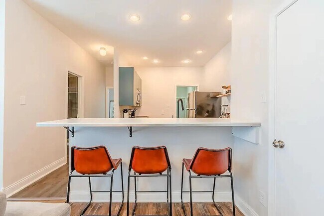 Building Photo - 1704 S Akard St