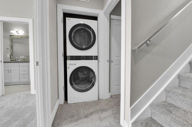 Building Photo - $3,000- 2 Bed/2.5-bathroom Townhome in Denver with Rooftop Deck!