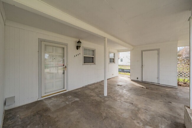 Building Photo - 3 Bedroom, 1.5 Bathroom in West Worth Village