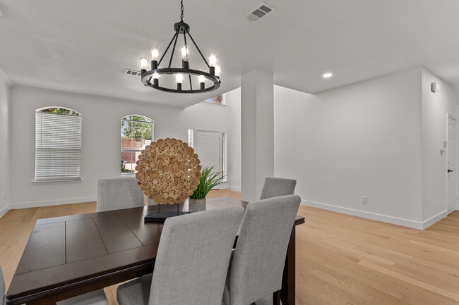 Building Photo - 5031 Enclave Ct