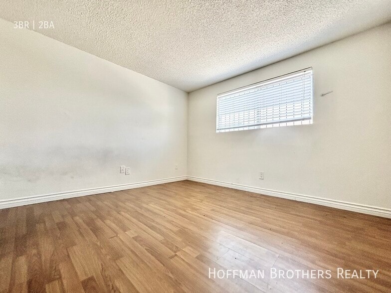 Building Photo - 316 E Hyde Park Blvd