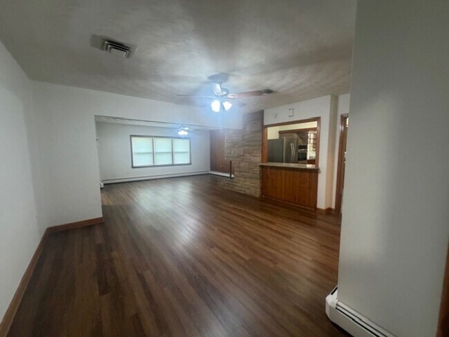 Building Photo - 549 Forest Rd