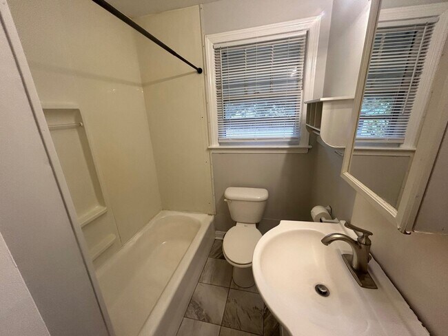 Building Photo - 3604 Hydrangea St