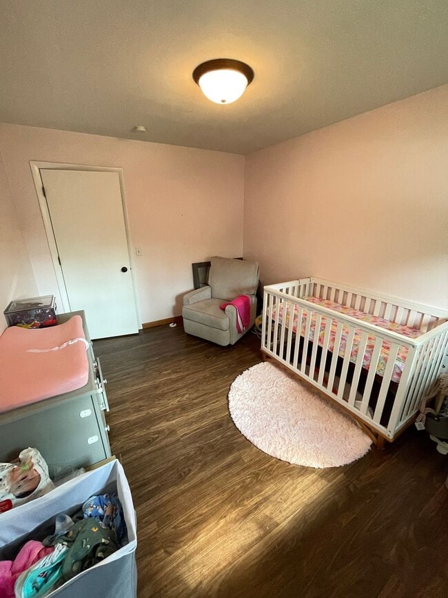 Building Photo - AVAILABLE AUGUST 15th! - 3 bed 2 bath home!