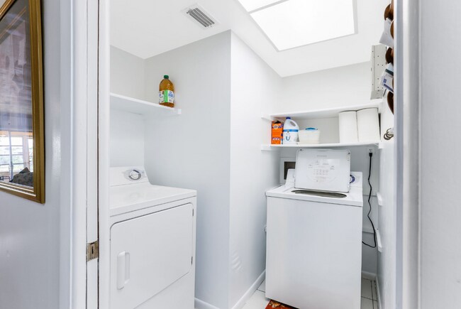 Building Photo - 504 SE 6th Ter