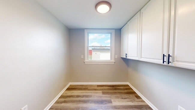 Building Photo - Fulton/W.58th neighborhood; 3 bedroom/2bat...