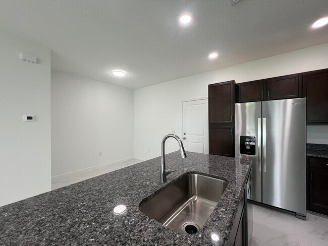 Building Photo - 4910 Longwood Lake Sq