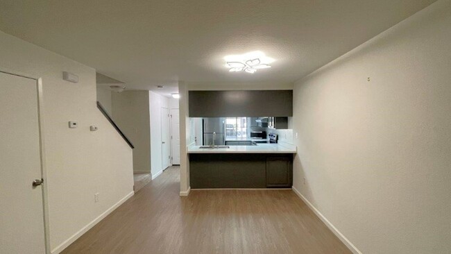 Building Photo - Martinez Beautiful 2 bedroom 1.5 bath unit...