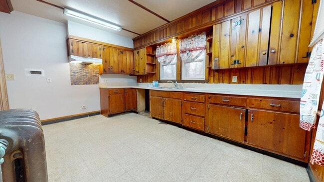 Building Photo - Huge House with Garage!