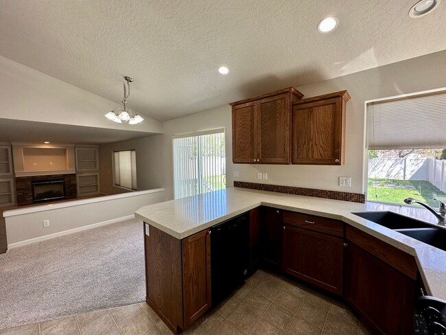 Building Photo - LARGE SINGLE FAMILY HOME ON CORNWALL (RPM#220)