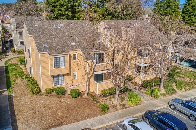 Building Photo - Updated 2 bed/2 bath Condo in Crestview Avaliable NOW!!! - $2,800/mo