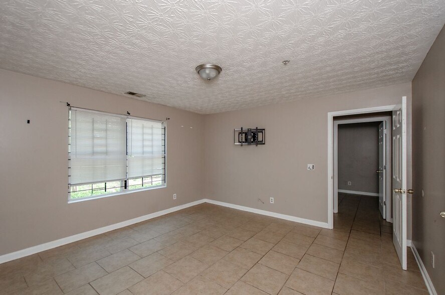Building Photo - 10104 Fairington Ridge Cir