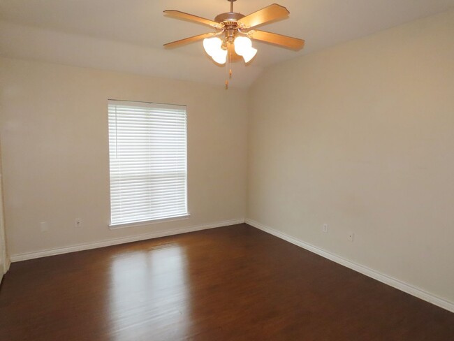 Building Photo - Beautiful 3 Bedroom, 2 Bath Duplex in Lind...