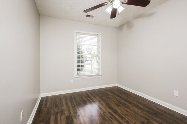 Building Photo - 8159 Creekside Cir N