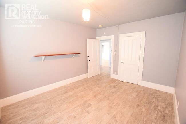 Building Photo - Renovated 5BR Home with Parking & Outdoor ...