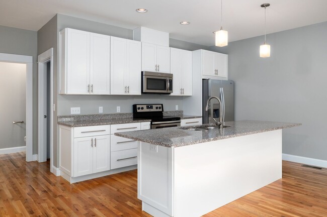 Building Photo - Beautiful & Modern 3-Bedroom Townhome near...