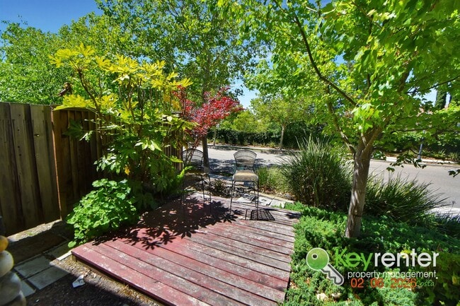 Building Photo - Beautiful 4 Bedroom Windemere Home on Corner Lot