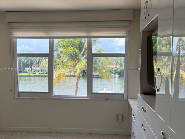 Building Photo - 5600 Collins Ave