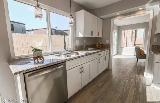 Building Photo - 1511 Living Desert Dr