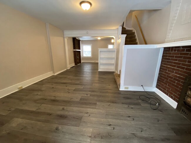 Building Photo - Charming Three Bedroom Townhouse in Squirrel Hill! Back Yard & Covered Front Porch! Call Today!