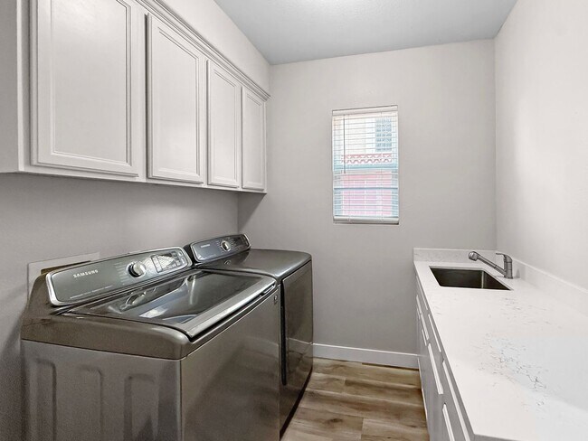 Building Photo - Beautiful 4BR + Office / 3BA Home in Prime...