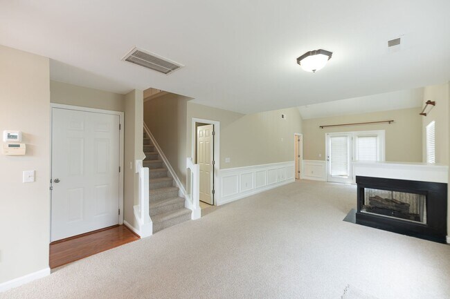 Building Photo - 121 Goldfinch Ave