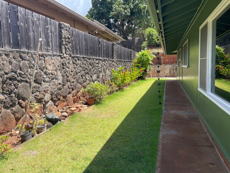 Building Photo - 99-002 Kaamilo St