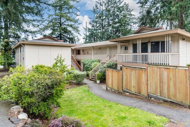 Building Photo - AVAILABLE NOW! Spacious 2 Bed, 1.5 Bathroo...