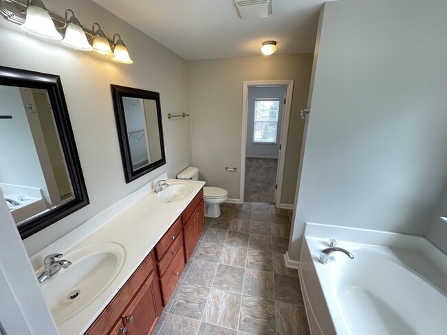 Building Photo - Saundersville Station home with renovation...