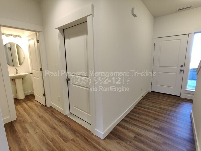 Building Photo - 386 Bedrock Loop