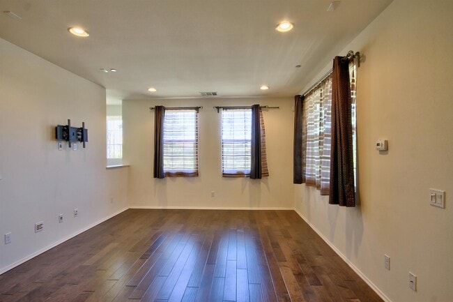 Building Photo - 950 N Chaparral Ln