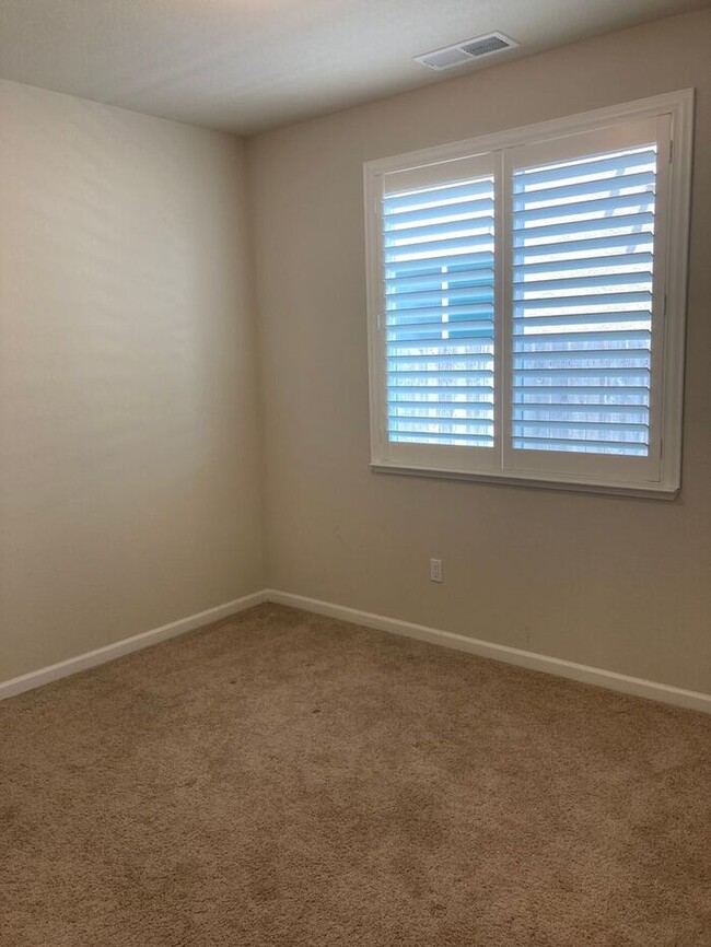 Building Photo - Modesto 4 Bedroom 3 Bathroom in the Rose V...