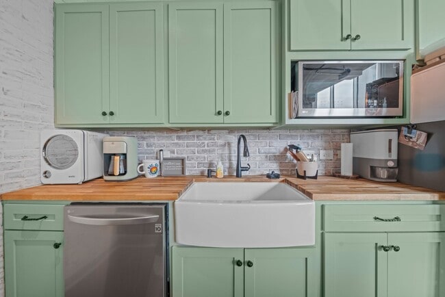 Building Photo - 2000 Bagby St