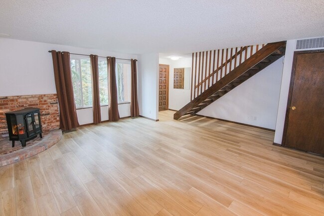 Building Photo - 3 bedroom 2 bathroom duplex in South Eugene!