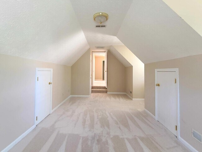 Building Photo - 4 BR, 2.5 BA in Woodlake Crossing