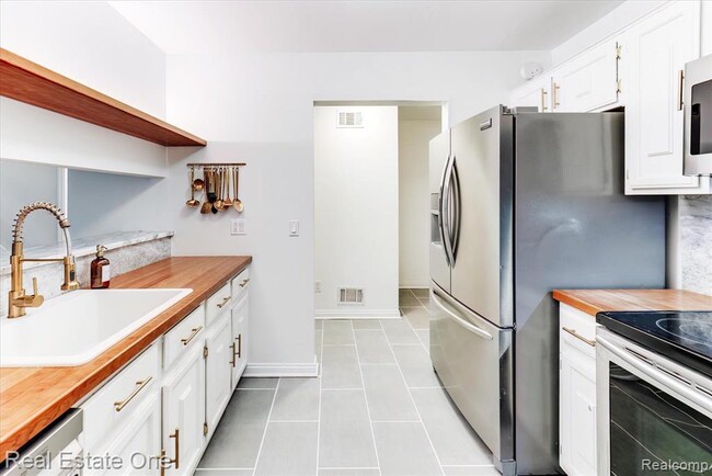 Building Photo - 1631 S Hill Blvd