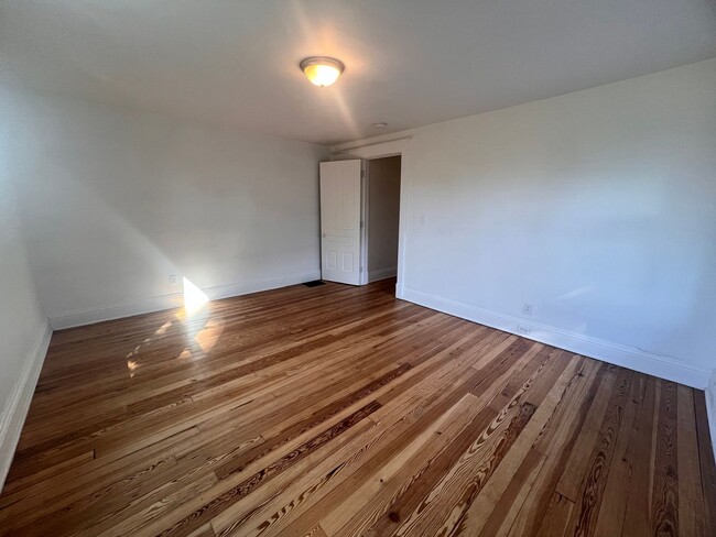 Building Photo - 845 Capen St NE