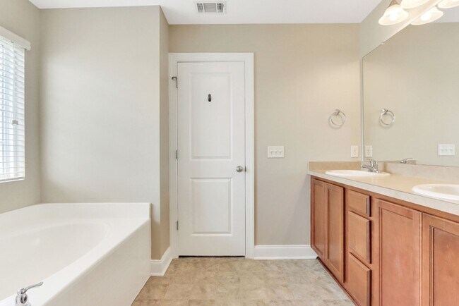 Building Photo - 4 Bed/2.5 Bath in Richmond Hill!