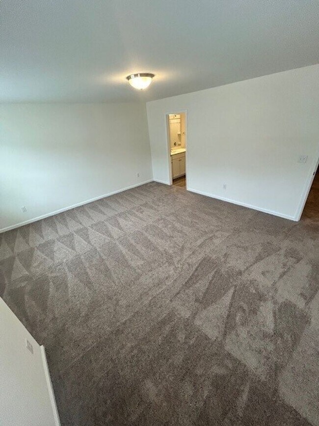 Building Photo - 1st Full Months Rent FREE!