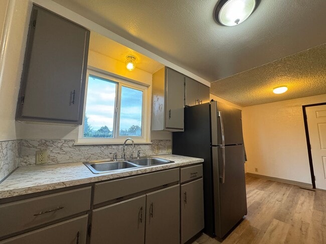 Building Photo - Large, fenced, sunny yard. 3/1.5 in  Azalea Hill location in McKinleyville