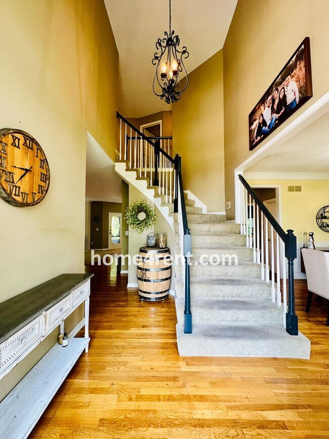Building Photo - Beautiful Four Bedroom Home in a Quiet Neighborhood w/ an Updated Kitchen, Wood Floors, and a Fin...